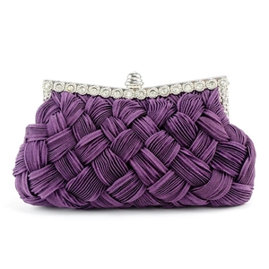 Detail einer violetten Seiden-Abendtasche mit glitzerndem silbernem Strassrahmen
