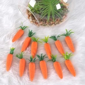 Detailansicht von zwölf realistischen 6,5cm Mini-Schaumkarotten für die Osterparty-Deko
