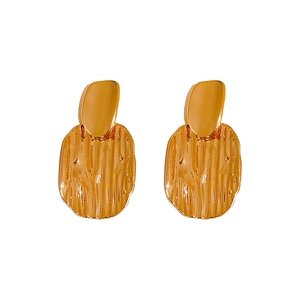 Orecchini pendenti ovali placcati in oro con trama martellata e design in metallo minimal