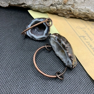 Détail de pendentif en géode d'agate naturelle avec sertissage en cuivre vintage
