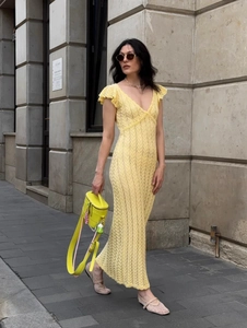 Robe longue en tricot jaune avec col en V, manches volantées et coupe ajustée