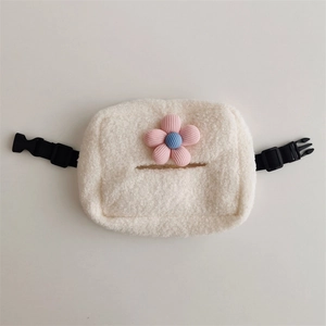 Dettaglio porta fazzoletti in peluche crema con fiori morbidi e cinghia regolabile