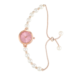 Dettaglio dell'orologio al quarzo con perle, quadrante rosa e catena in oro rosa