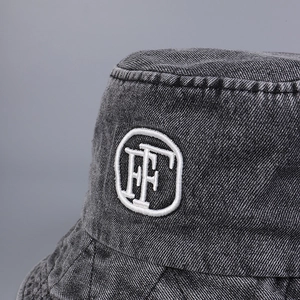 Chapeau bob en jean délavé gris anthracite avec logo brodé FF blanc circulaire