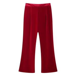 Vue détaillée du pantalon en velours rouge à jambes larges montrant la texture douce