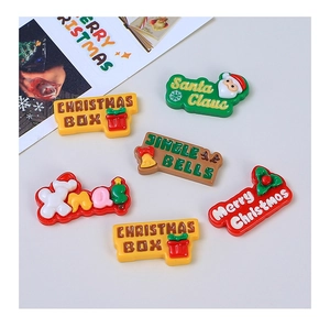 Flache Ansicht von sechs Cartoon-Weihnachtsharzanhängern für DIY und Schuhdeko