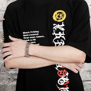 Gros plan d'un bracelet en acier titane de style punk industriel sur un poignet