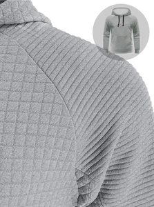 Detaillierte Makroansicht des grauen Herren-Hoodies mit Waffelstrick und Rippenstruktur