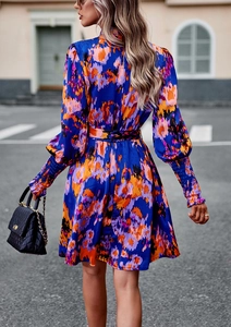 Dettaglio del retro dell'abito floreale con polsini elastici e cintura coordinata