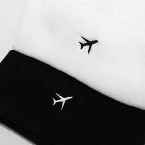 Berretti in maglia bianchi e neri con ricamo aereo minimalista per uomo e donna