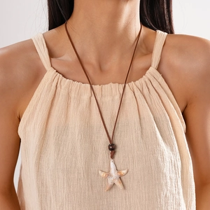 Gros plan du collier pendentif étoile de mer style océan sur mannequin avec cordon