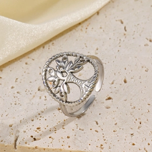 Bague arbre de vie minimaliste en acier inoxydable argenté sur un socle en pierre
