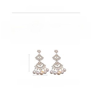Size chart for fan-shaped fringe pearl earrings with alloy and crystal detail