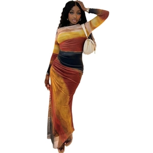 Langärmliges Netzkleid mit Sonnenuntergang-Farbverlauf und seitlicher Raffung