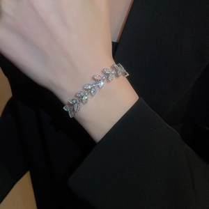 Bracelet élégant en zircons avec motifs feuilles en argent porté par un mannequin