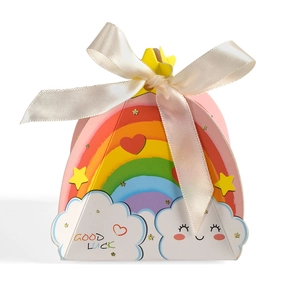 Boîte cadeau arc-en-ciel avec nœud en soie et texte Good Luck sur fond blanc