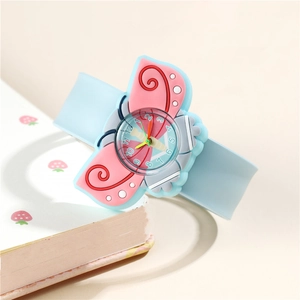 Montre enfant à clapet papillon mignon avec bracelet en silicone bleu et cadran rose