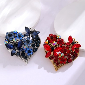 Vintage-Brosche in Herzform mit Schmetterling und Strasssteinen in Rot und Blau