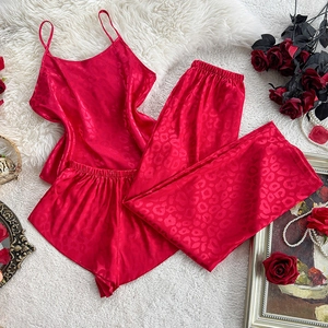 Ensemble pyjama en satin rouge à imprimé léopard avec caraco, pantalon et short chic