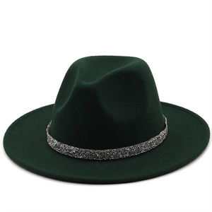 Détail du chapeau Fedora en laine vert foncé avec ruban en strass argenté brillant