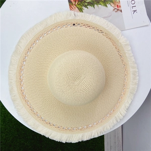 Cappello da sole in paglia a tesa larga beige con frange e trama traforata da estate