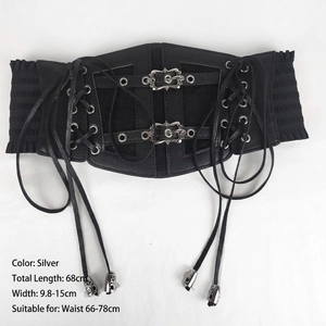 Détail du corset en similicuir avec laçage, breloques tête de mort et boucles argent