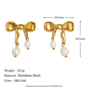 Orecchini a fiocco in acciaio placcato oro 18K con perle e specifiche dimensioni