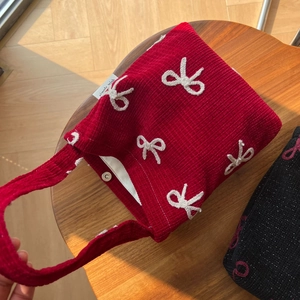 Sac à main en velours côtelé rouge avec broderie nœud blanc et poignée simple
