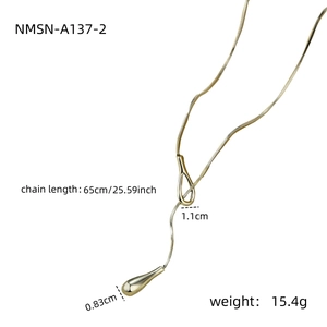 Détail du collier chaîne serpent en titane plaqué or 18 carats avec les dimensions
