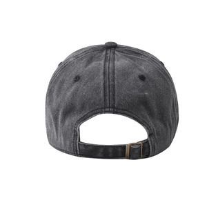 Gros plan sur la boucle en bronze vintage et la sangle réglable du chapeau en coton délavé