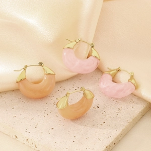 Elegant U-shaped resin earrings in pink and apricot with gold-plated titanium steel accents