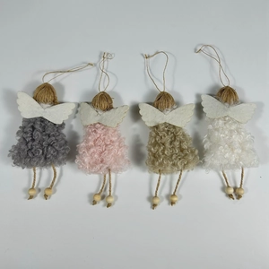Détail de pendentifs anges de Noël faits main en gris, rose, beige et blanc épuré