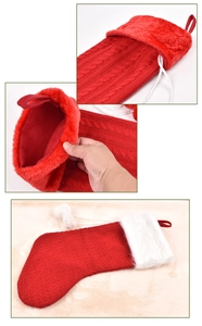 Détail de la botte de Noël en tricot rouge avec revers en peluche blanche et pompon doux