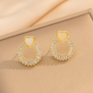 Detailansicht goldener Ohrring mit Herz-Opalstein und Zirkonia-Anhänger im Set