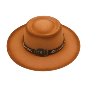 Détail d'un chapeau fedora en feutre marron avec bande tressée et boucle de tête de taureau