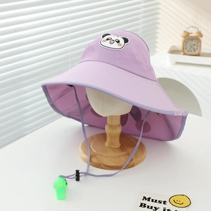 Dettaglio cappello sole per bambini con toppa panda e fischietto verde integrato