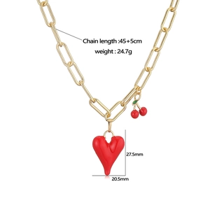 Vergoldete Gliederkette mit rotem Herzanhänger und kleinem Kirsch-Charm-Detail
