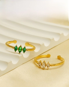 Detail von 18k vergoldeten Ringen mit marquise-geschliffenen Zirkonia und Hammerschlag