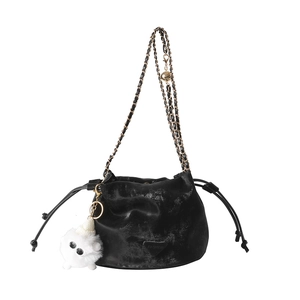 Mode zwarte emmer tas met kettingriem en een schattige pluchen dier sleutelhanger hanger