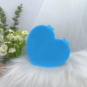 Caja de almacenamiento de plástico azul en forma de corazón con flores margaritas