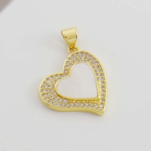 Dettaglio ravvicinato del ciondolo a cuore in oro 18K con zirconi e centro in smalto