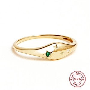 Makroaufnahme von S925 Sterlingsilber Ring mit grünem Edelstein und Sternengravur