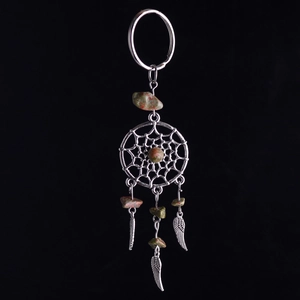 Detalle del llavero atrapasueños con plumas de plata y piedras de cristal natural puro