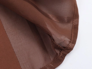 Gros plan du tissu en maille marron avec texture rayée et coutures détaillées