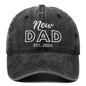 Detail van het borduurwerk New DAD EST. 2025 op een vintage zwarte katoenen baseballcap