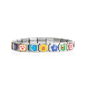 Dettaglio macro di un bracciale modulare in acciaio inossidabile con motivi e incisioni
