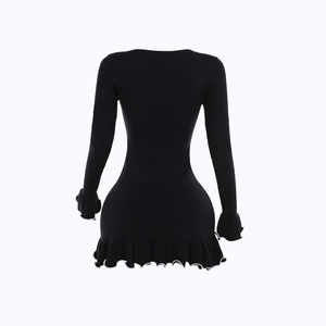 Detalle del ribete ondulado en contraste en el cuello del vestido de punto negro