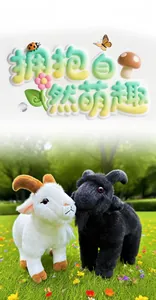 Détails des peluches de chèvres noir et blanc réalistes sur une herbe verte