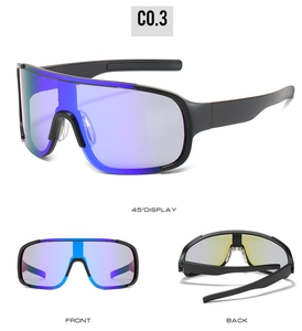 Vues sous trois angles de lunettes de vélo avec verres miroir violets et plaquettes de nez