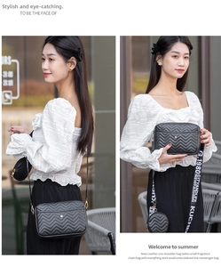 Détail du sac matelassé noir avec petite pochette ronde et large bandoulière imprimée